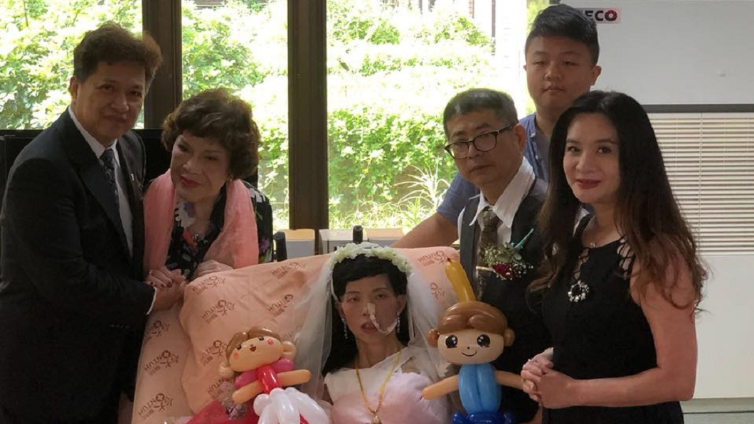 資深員工娶癌末妻 周遊含淚病榻證婚