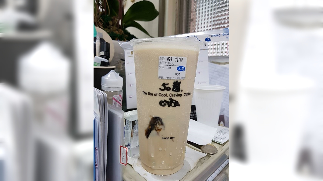 驚!他買布丁奶茶喝 杯中竟現神秘「鬼臉」
