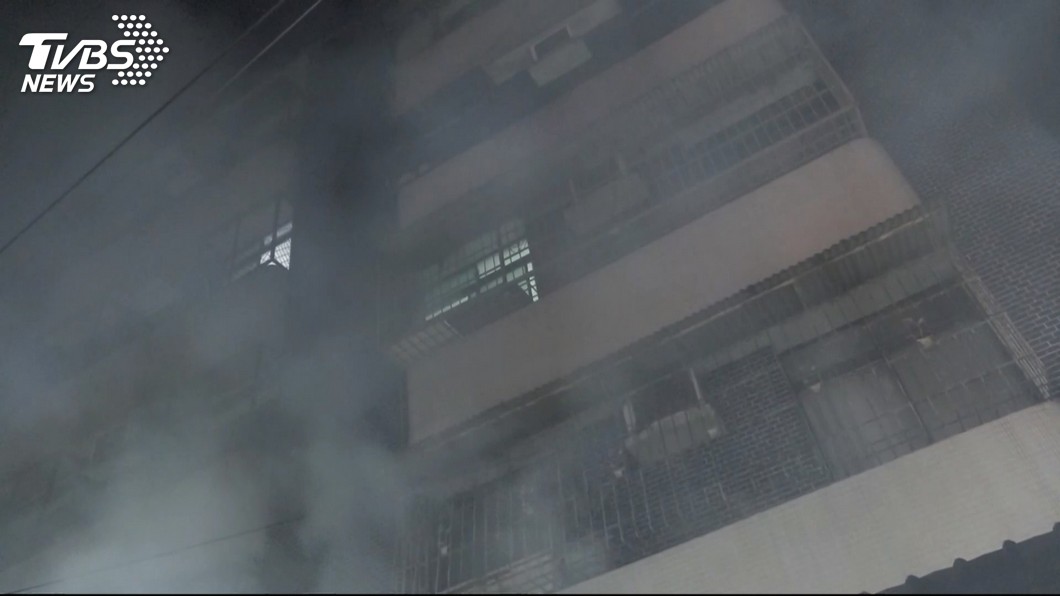 疑電線走火！中古車行夜半竄煙　爆炸後起火