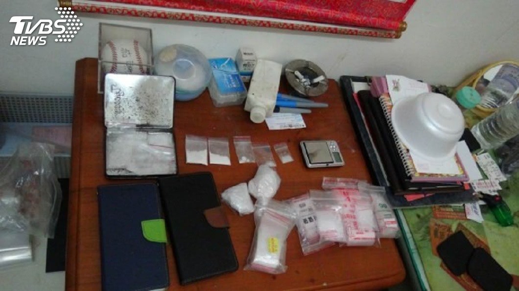 警方在屋內起出海洛因和安非他命等毒品。(圖/TVBS)