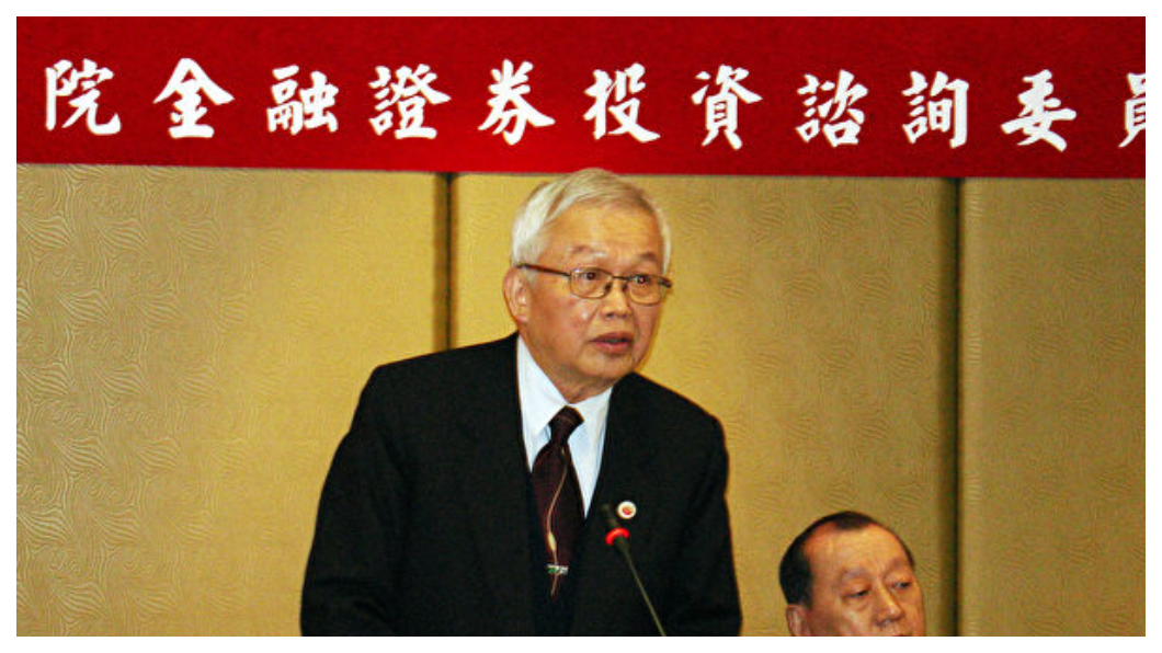 中廣土地交易案疑點重重,台北地院判決書最後以「查無實據」圖利宏盛、宏泰捐款台綜院2.9億「無對價關係」,決定「不起訴」劉泰英,對照地檢署對馬英九所謂「三中案」賤售黨產、動輒以背信罪起訴的大動作,差距之大,引人側目。 圖/中央社