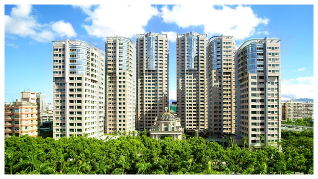 佔地5642坪的中廣仁愛路精華黨產,如今已建為帝寶豪宅,1999年僅以90億「賤賣」給宏盛建設,輿論沸騰,該地在短短一年內,由中廣轉手中投、再轉售三重幫宏泰集團,從土地鑑價最高130億到實質成交90億, 一買一賣價間,價差高達近40億,其間還震掉了一位中廣高層及中投董事長。 圖/宏盛建設