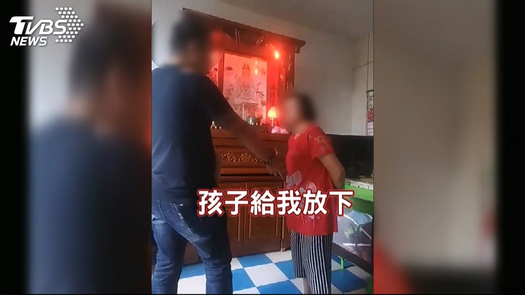 「孩子給我」！女控家暴前夫　闖家門挾小孩