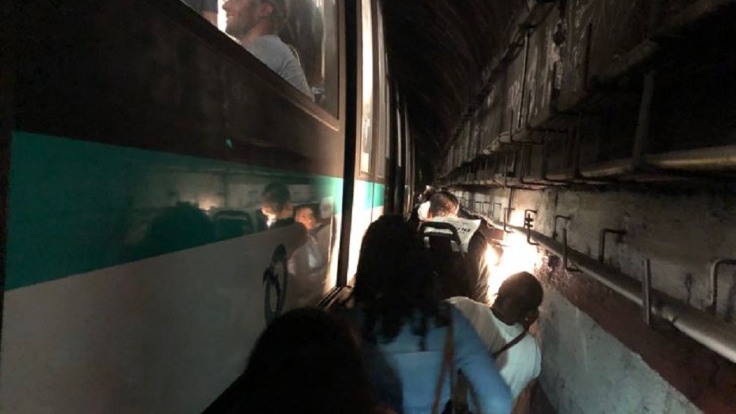 巴黎地鐵停電 3800旅客摸黑走鐵軌疏散