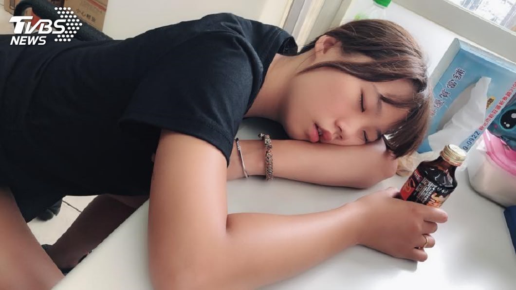妳累了嗎?女兒手握蠻牛累倒 她出賣超萌睡姿掀暴動