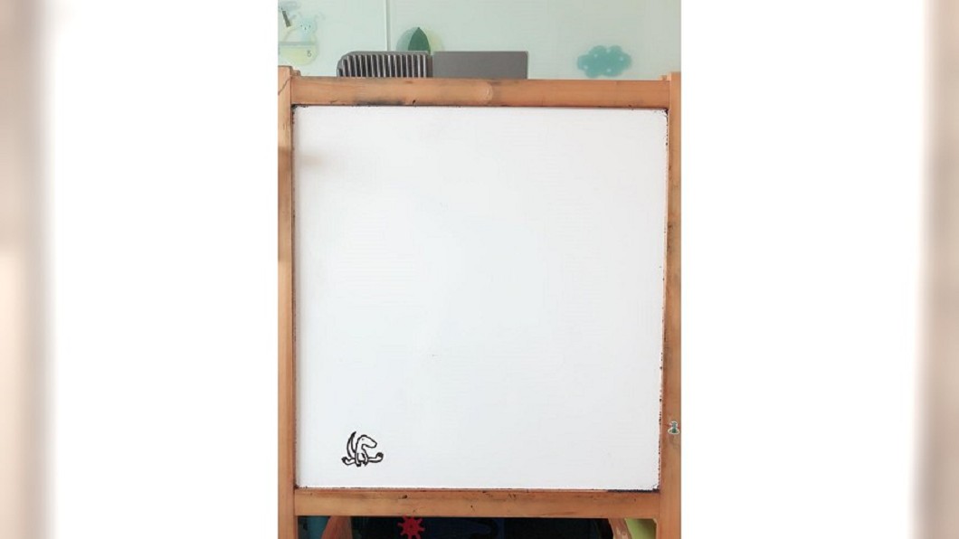 綺綺過世前畫的小恐龍，旁邊是大片的留白，似乎暗示著自己即將要孤獨，走自己的路圖。／翻攝自 施景中  臉書