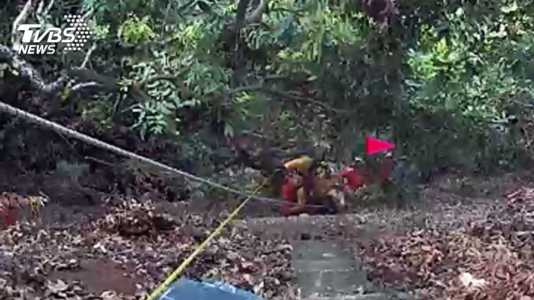 老翁摘龍眼摔落50米山谷 送醫不治