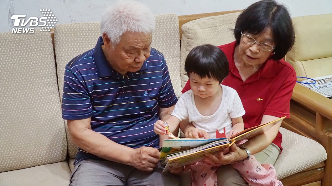 退休校長獲模範父親 鼓勵爸媽陪孩子成長