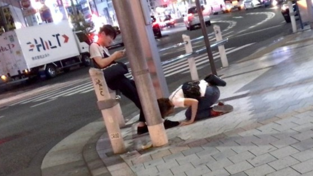 短髮妹當街「土下座」狂喊:我錯了!男滑手機冷笑無視
