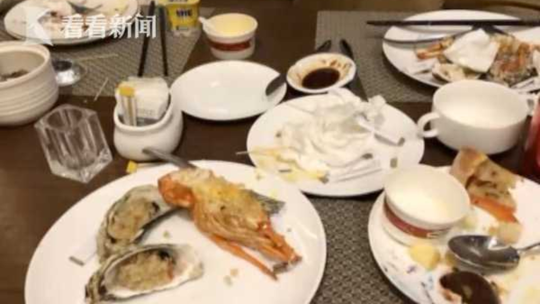 高檔酒店吃龍蝦吃到「口香糖」　餐廳：龍蝦自己吃的