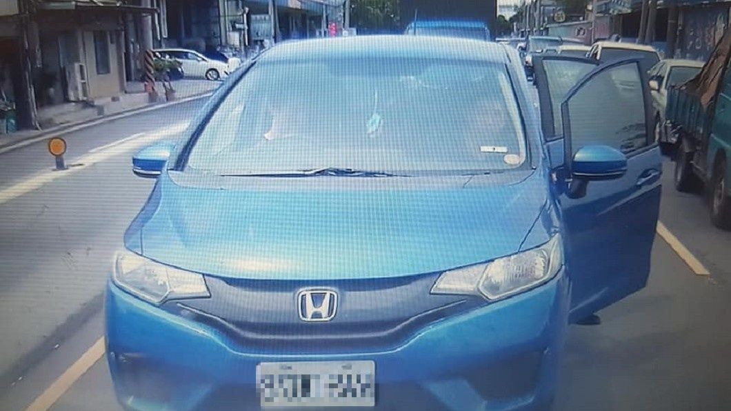 不給超車慘遭「蛇行獵殺」　他載著妻小逃命狂奔
