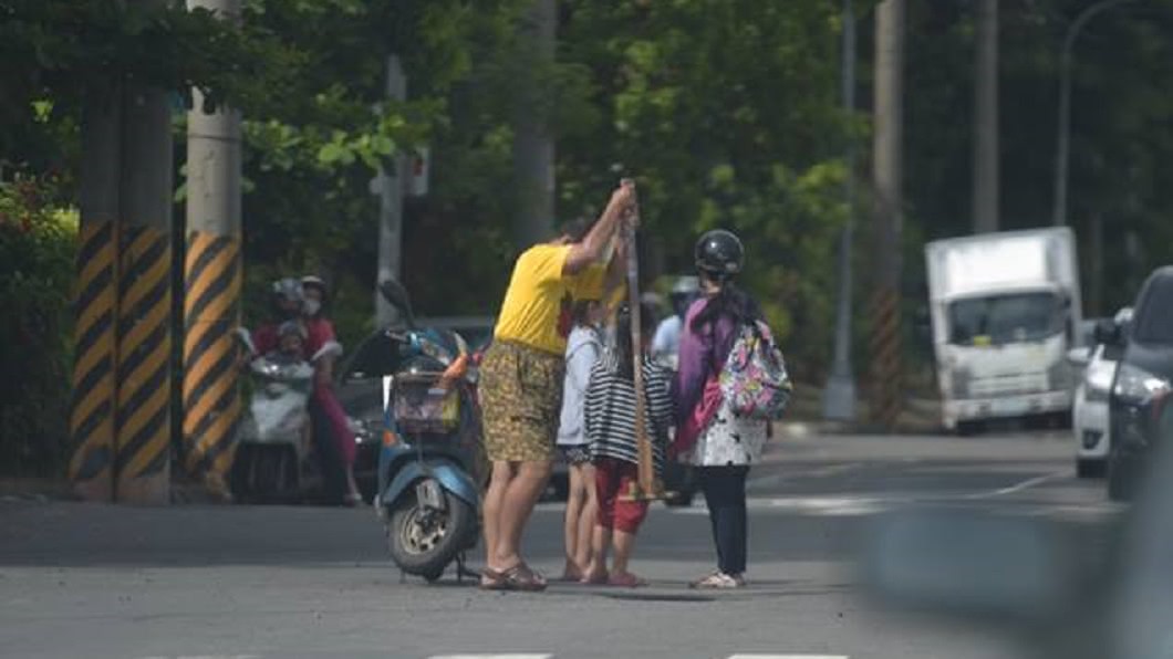 一家四口趁紅燈修補馬路　網怒：政府真要檢討