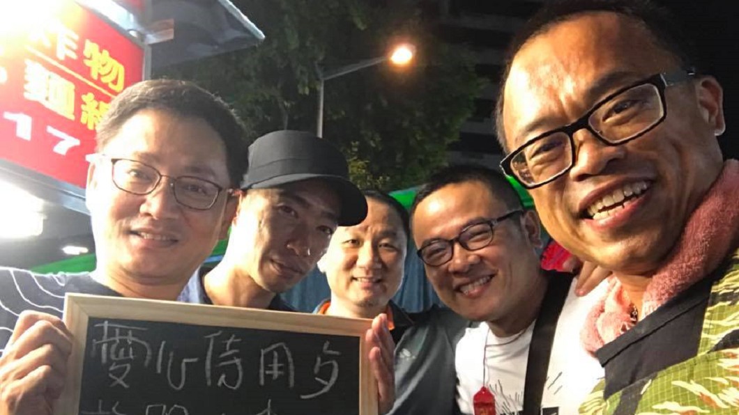 林老闆致力公益活動,除了關懷街友、安養院老人,也供待用餐給需要的人享用。圖/翻攝自 臉書