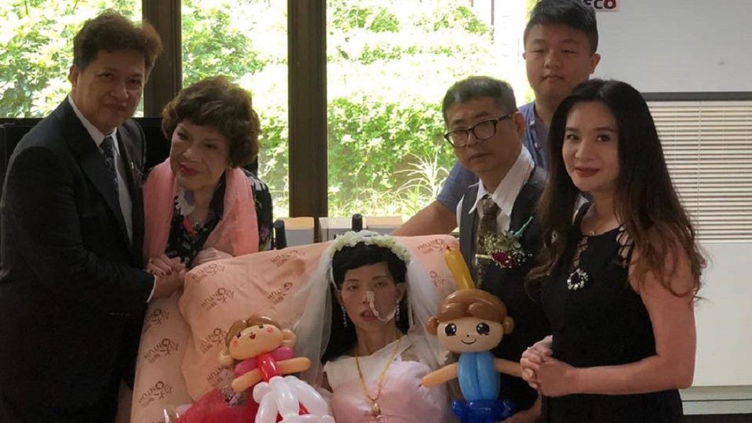 周遊證婚完4天 癌末新娘今早辭世
