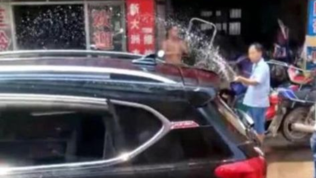 兒被反鎖車內!粗心媽不願破窗 民眾幫潑水降溫