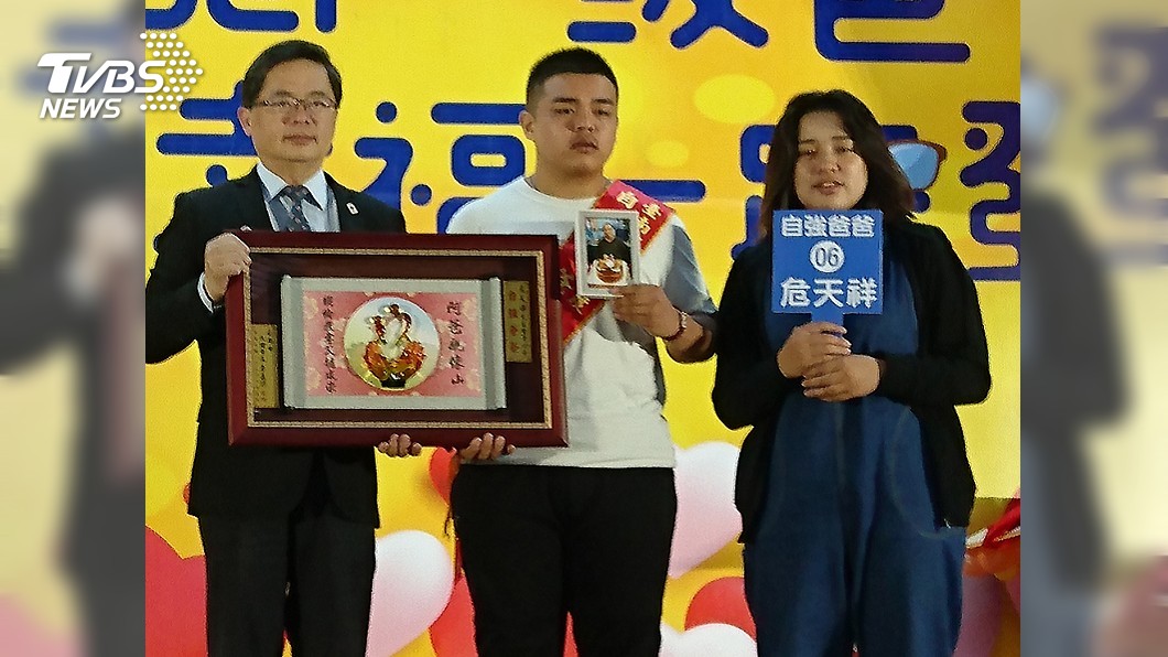 獲選自強爸爸卻病逝 子女拿照片代領獎