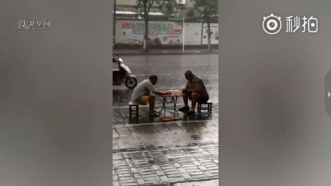 關鍵局分勝負!無畏外面暴雨 2大叔街頭淡定下棋