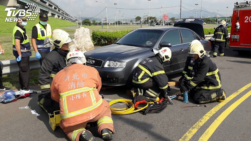 快訊/三重1男車禍困車底 傷勢嚴重警消救援