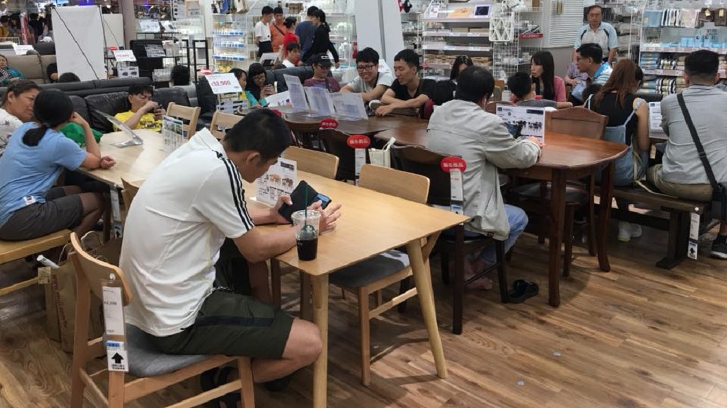 坐好坐滿!傢俱展示區當自家 網嘆:購買想試坐還被白眼