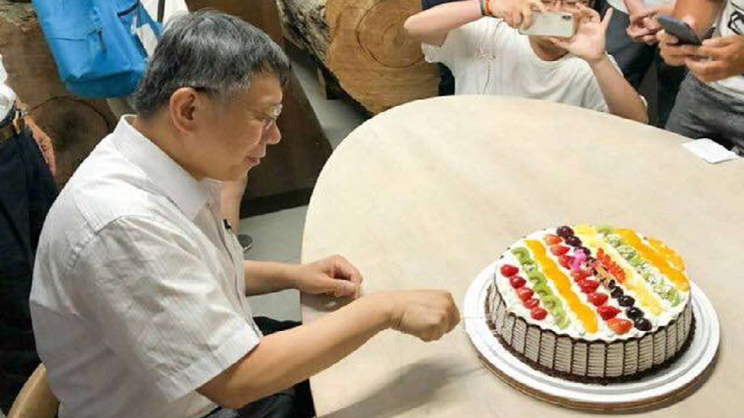 至於是否真要參選2020?柯文哲只是大笑三聲沒正面回應。(圖/翻攝自2018柯P後援會臉書社團)