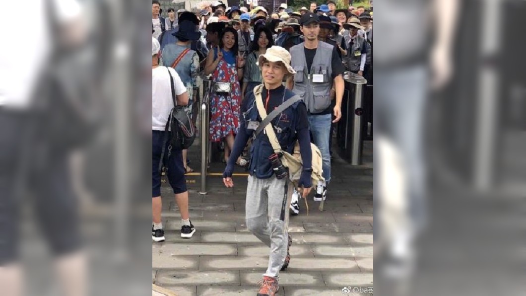 穿背心排隊! 驚見188cm趙寅成跟老人團