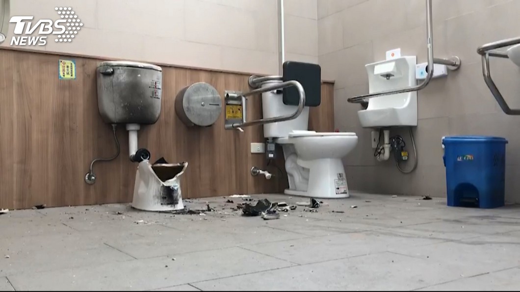 無聊燒衛生紙玩!少年引爆228公園馬桶