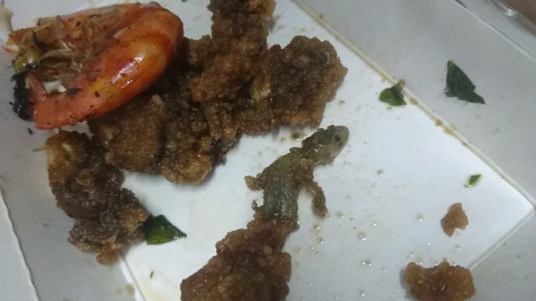 難忘父親節!她幫買下酒菜慶祝 吃蚵仔酥咬到炸壁虎