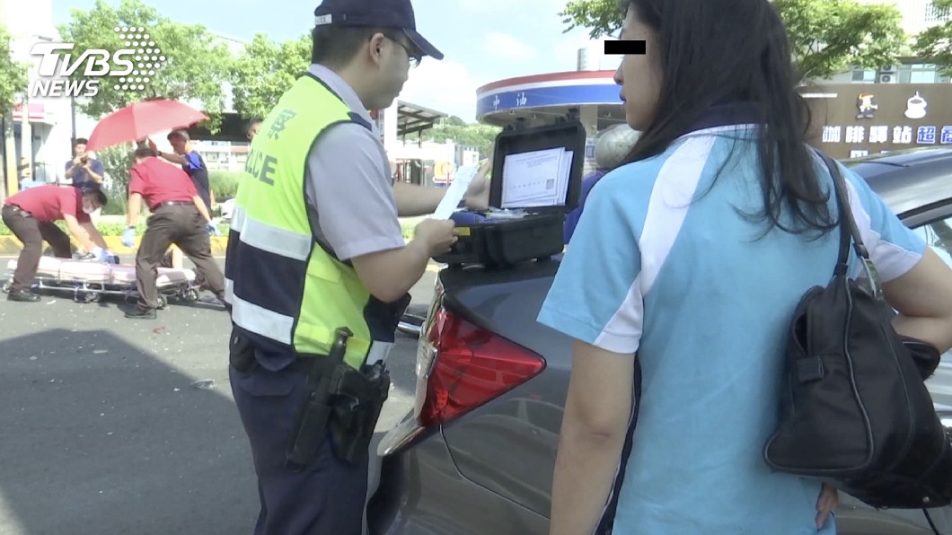 綠燈直行撞上左轉車 酒駕女:昨晚喝的
