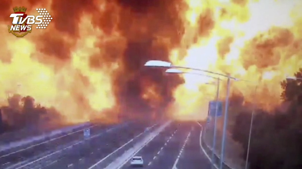 油罐車爆炸 濃煙吞噬義大利高速公路