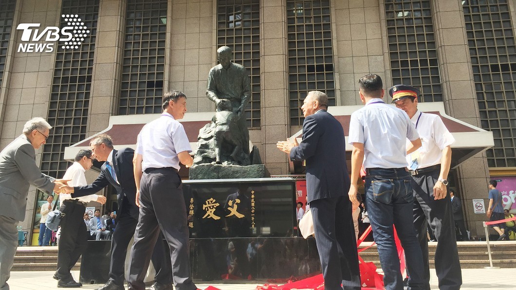 台北火車站前父愛銅像重整 父親節宣告落成