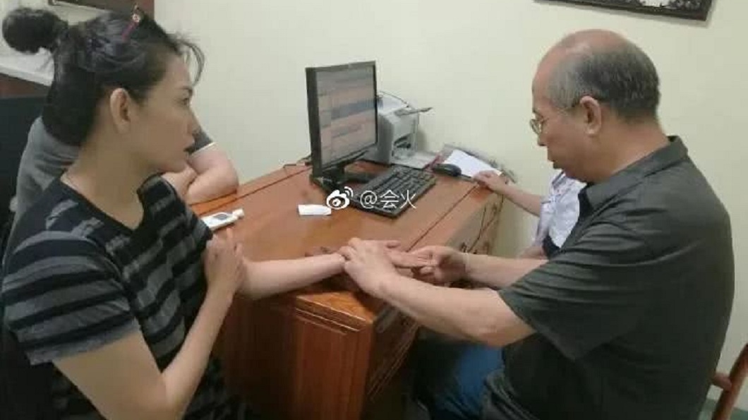 網友表示,是看到邱淑貞和老公沈嘉偉一起去的。(圖/合成圖,翻攝自微博)