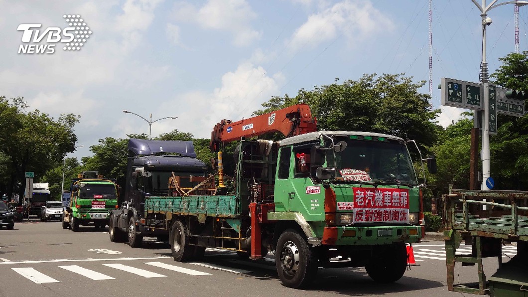 憂空污法新制　大卡車按鳴喇叭抗議