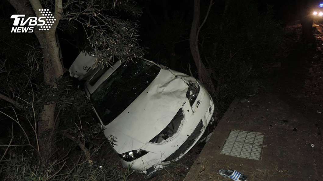 少年無照駕車過彎失控 釀2死3傷