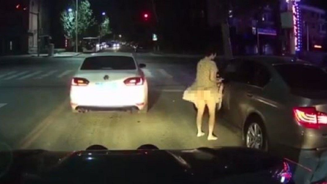 真涼快?小洋裝被風吹掀 驚見女駕駛「屁屁全都露」
