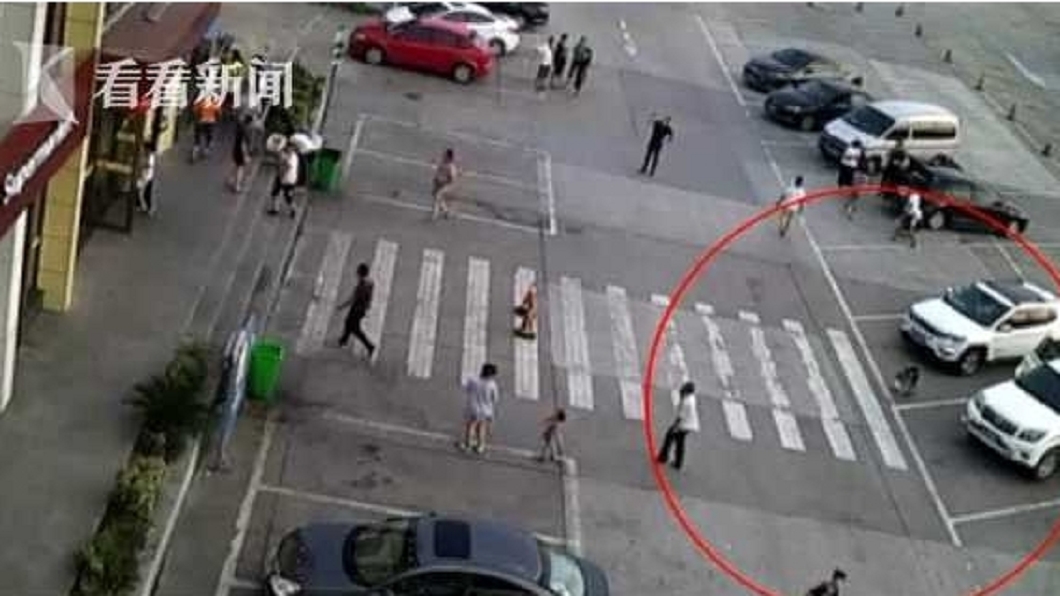 女童蹲車前綁鞋帶 駕駛沒發現直接輾過