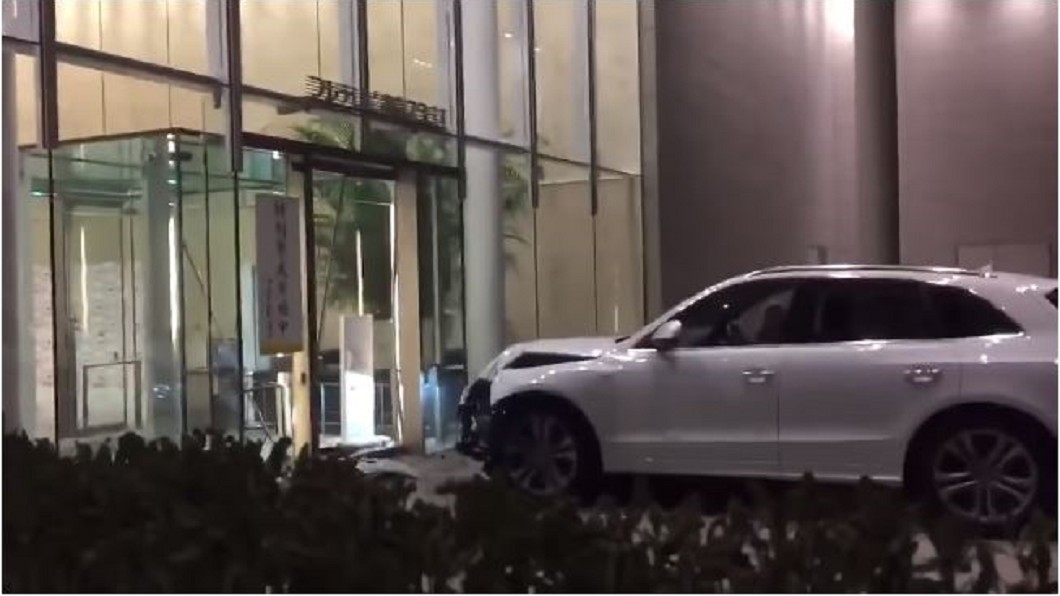 休旅車撞不進電視台 全因自動煞車系統