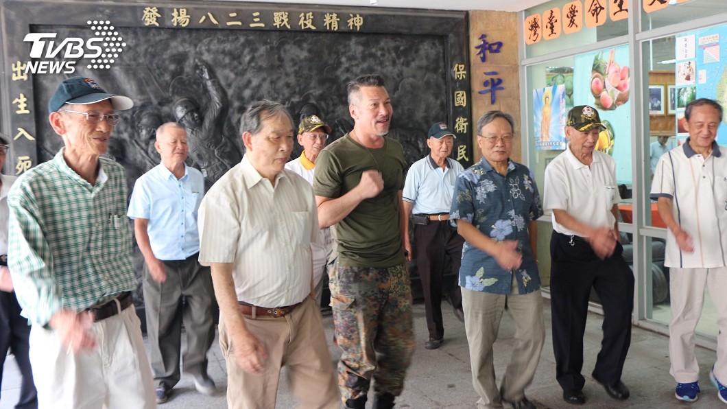 八二三炮戰60週年 黃仲崑向老兵致意