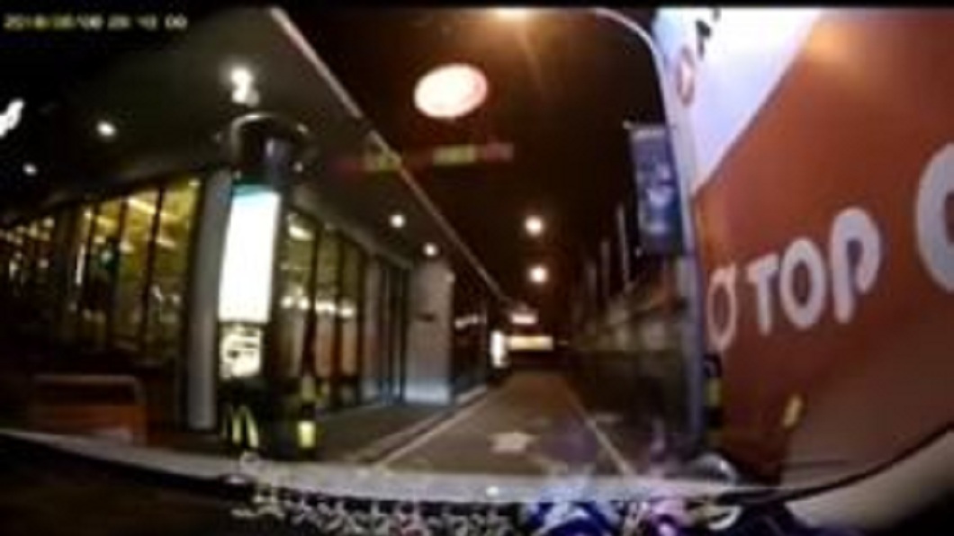 一名孕婦日前開車載著妹妹到知名速食店準備用餐,車子開進得來速。(圖/翻攝自YouTube)