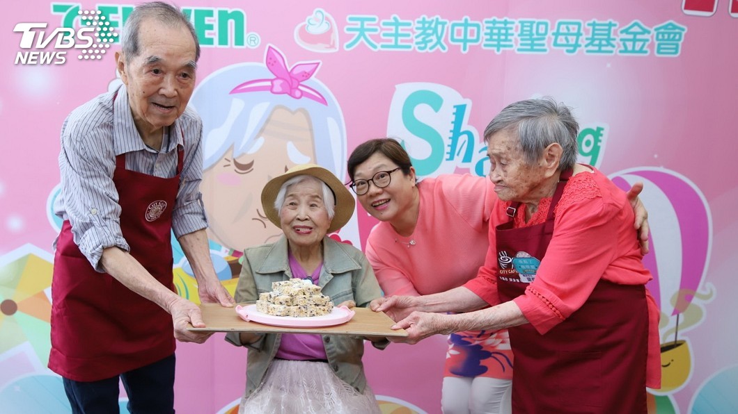 空軍退役老奶奶100歲生日 儀隊耍槍祝賀