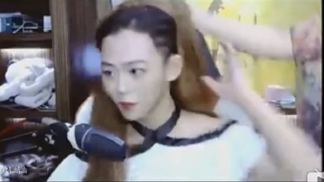 偽娘直播被亂入　媽暴怒扯假髮：不男不女噁不噁