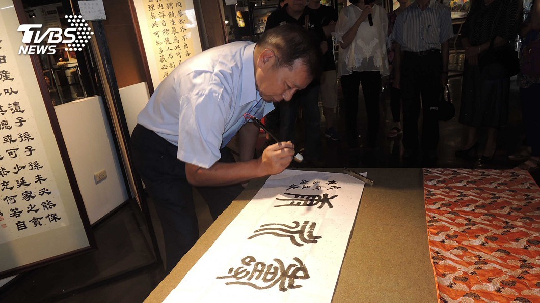 邊賣菜邊寫書法　林榮鉉開展圓夢