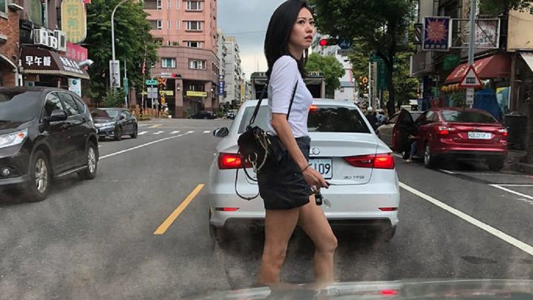 三寶氣質女違規過馬路 網友全暴動:原諒她