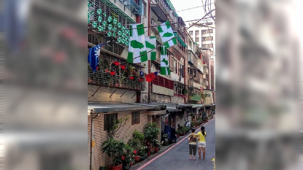 藍綠縮影!死忠粉陽台比誰旗子多 網讚:民主可貴