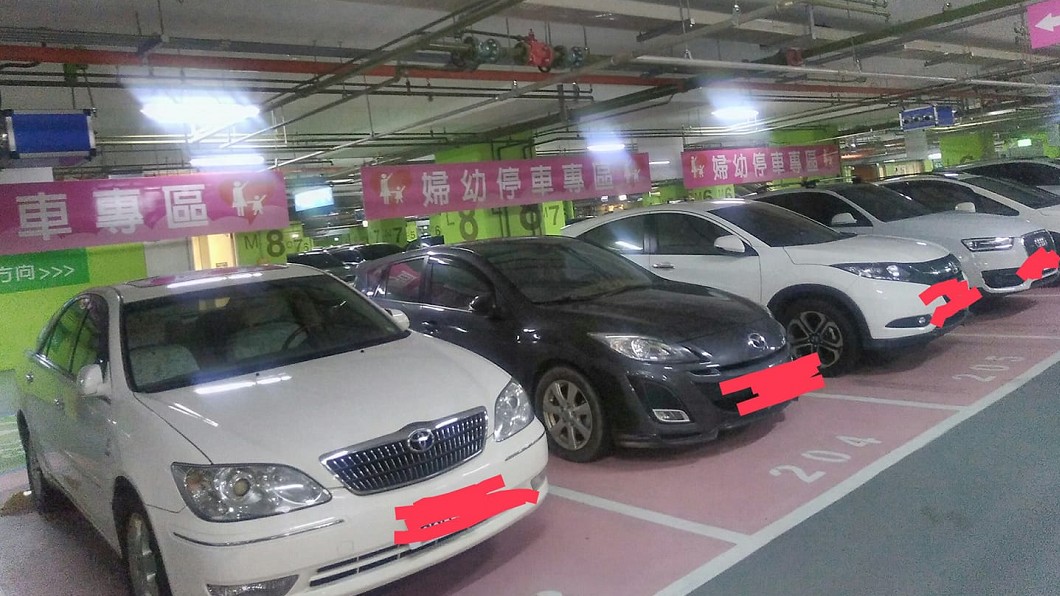 婦幼車位停滿「僅一台有識別證」 她怒:當申請者白癡?