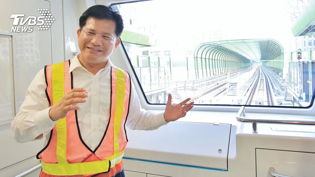 林佳龍臉書直播 介紹捷運車廂內部空間