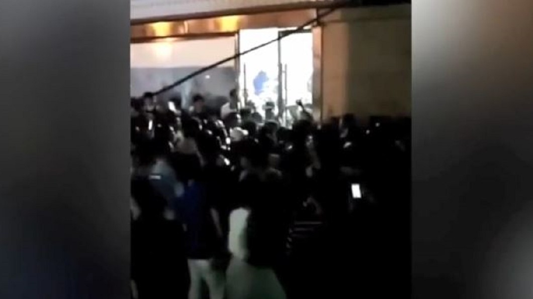 辱罵導遊學狗叫　張家界500人圍堵飯店
