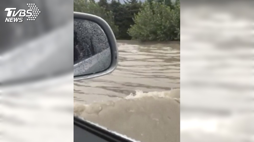 法國南部暴雨成災　市區馬路變湍急水道