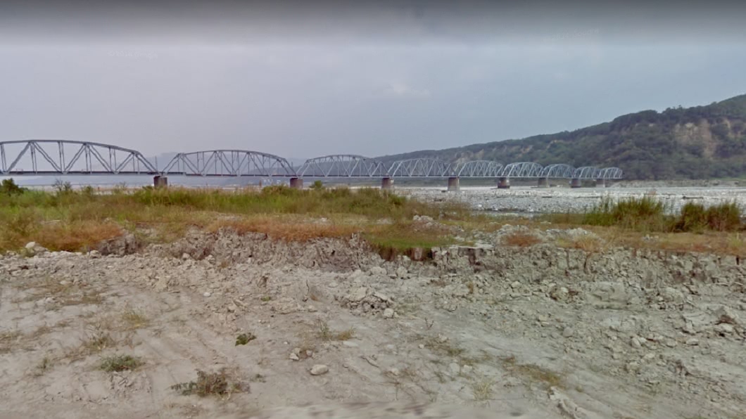 鬼門開約河床拜好兄弟 情侶遭暴漲溪水沖走1死