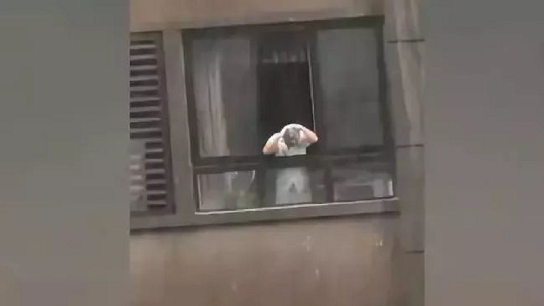 省水？男伸頭在雨中洗頭　網笑：免費離子燙