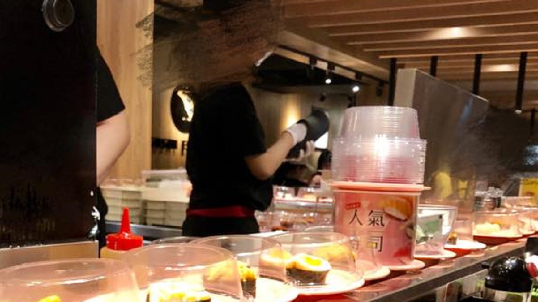 壽司店出包…員工聊天罵髒話 食材旁擦鞋子